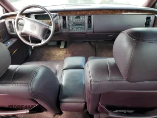 1994 Cadillac Fleetwood z VIN 1G6DW52P8RR719354, wystawiony jako Copart lot #77161044 z przebiegiem 154 480 mil mil oraz Tytuł czysty. Historia ofert i sprzedaży dostępna na DreamBid. Obrazek 8.