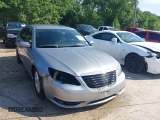 2013 Chrysler 200 Touring z VIN 1C3CCBBG9DN738418, wystawiony jako IAAI lot #42200736 z przebiegiem 181 051 mil mil oraz . Historia ofert i sprzedaży dostępna na DreamBid. Obrazek 1.