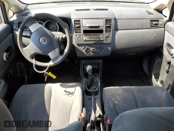 2009 Nissan Versa 1.6 z VIN 3N1CC11E09L445460, wystawiony jako Copart lot #74360764 z przebiegiem 202 122 mil mil oraz Szkoda całkowita • Salvage title. Historia ofert i sprzedaży dostępna na DreamBid. Obrazek 8.