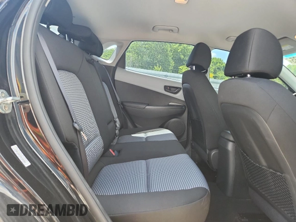 2021 Hyundai Kona SE z VIN KM8K12AA7MU726084, wystawiony jako Copart lot #58722035 z przebiegiem 71 427 mil mil oraz Szkoda całkowita • Salvage title. Historia ofert i sprzedaży dostępna na DreamBid. Obrazek 10.