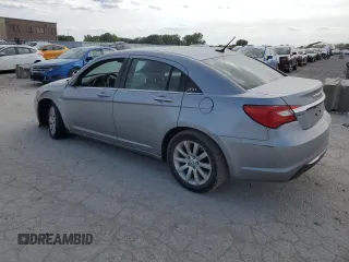 2014 Chrysler 200 Touring z VIN 1C3CCBBB0EN177211, wystawiony jako Copart lot #63526614 z przebiegiem 131 915 mil mil oraz Szkody całkowita. Historia ofert i sprzedaży dostępna na DreamBid. Obrazek 2.
