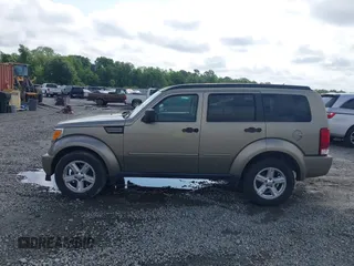2007 Dodge Nitro SLT z VIN 1D8GT58KX7W689384, wystawiony jako IAAI lot #42139632 z przebiegiem 242 166 mil mil oraz . Historia ofert i sprzedaży dostępna na DreamBid. Obrazek 14.