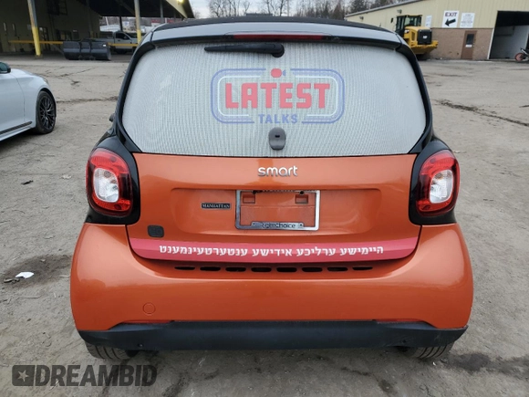 2019 Smart fortwo Pure z VIN WMEFJ9BA3KK410320, wystawiony jako Copart lot #82931664 z przebiegiem Nie podano mil oraz Szkody całkowita. Historia ofert i sprzedaży dostępna na DreamBid. Obrazek 6.