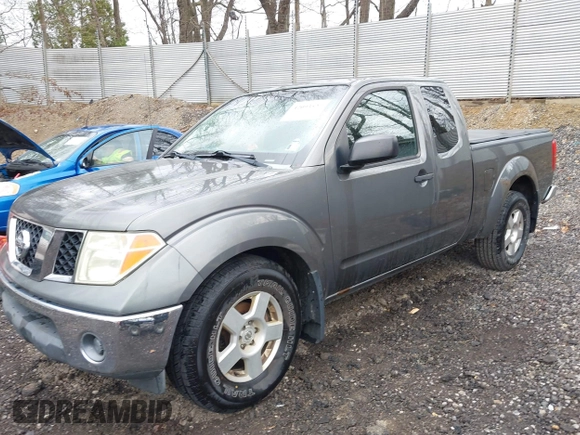 2008 Nissan Frontier SE z VIN 1N6AD06W78C438364, wystawiony jako IAAI lot #42093527 z przebiegiem 79 828 mil mil oraz . Historia ofert i sprzedaży dostępna na DreamBid. Obrazek 2.