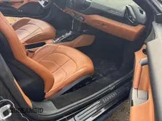 2017 Ferrari 488 z VIN ZFF79ALA4H0220818, wystawiony jako Copart lot #84857004 z przebiegiem 17 208 mil mil oraz Szkody całkowita. Historia ofert i sprzedaży dostępna na DreamBid. Obrazek 5.