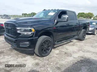 2024 Ram 2500 Laramie z VIN 3C6UR5FL3RG141327, wystawiony jako IAAI lot #41390825 z przebiegiem 8 002 mil mil oraz . Historia ofert i sprzedaży dostępna na DreamBid. Obrazek 2.