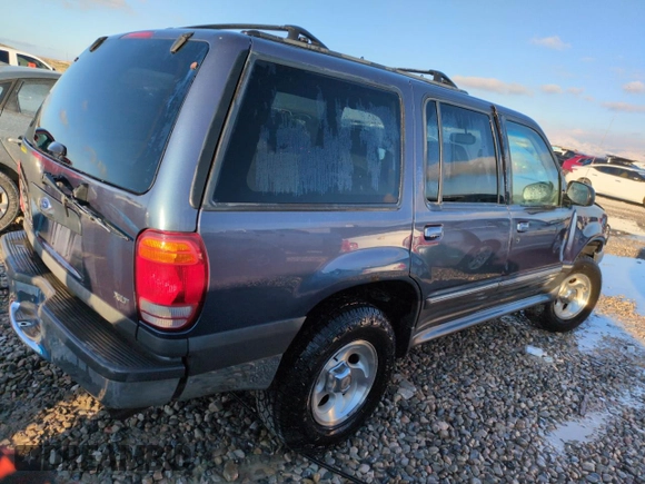 2000 Ford Explorer XLT with VIN 1FMZU83P4YUA57305, listed as a Copart auction lot 45678075 with 237,249 mi miles and Salvage title. Bid and sale history available at DreamBid. Image 3.