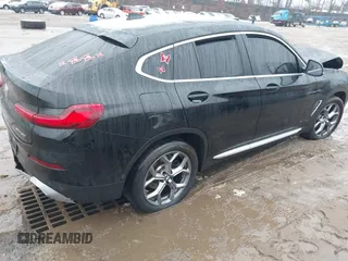 2023 BMW X4 xDrive30i z VIN 5UX33DT05P9R43464, wystawiony jako IAAI lot #41507571 z przebiegiem 32 914 mil mil oraz . Historia ofert i sprzedaży dostępna na DreamBid. Obrazek 4.