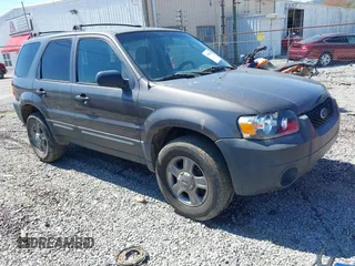 2005 Ford Escape XLS Value with VIN 1FMYU02Z95KC05634, listed as a IAAI auction lot 41888882 with 213,098 mi miles. Bid and sale history available at carsss.com. Image 1.