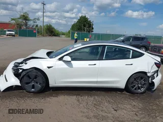 2022 Tesla Model 3 Long Range z VIN 5YJ3E1EB4NF183832, wystawiony jako IAAI lot #42085815 z przebiegiem 35 880 mil mil oraz . Historia ofert i sprzedaży dostępna na DreamBid. Obrazek 14.