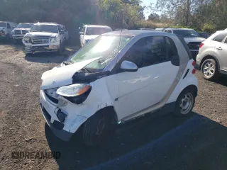 2012 Smart fortwo Pure z VIN WMEEJ3BA1CK577558, wystawiony jako Copart lot #39598584 z przebiegiem Nie podano mil oraz Szkody całkowita. Historia ofert i sprzedaży dostępna na DreamBid. Obrazek 1.