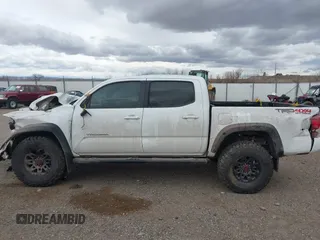 2017 Toyota Tacoma SR5 z VIN 3TMCZ5AN8HM077203, wystawiony jako IAAI lot #41765910 z przebiegiem 170 863 mil mil oraz . Historia ofert i sprzedaży dostępna na DreamBid. Obrazek 14.