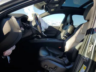 2018 Volvo XC60 Momentum with VIN YV4A22RKXJ1042327, listed as a Copart auction lot 41856705 with 121,039 mi miles and Salvage Title. Bid and sale history available at carsss.com. Image 7.