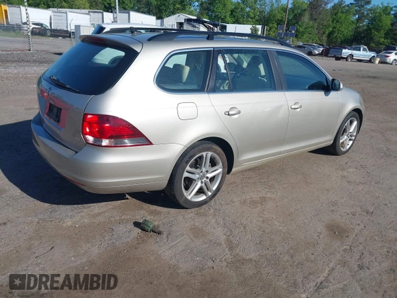 2014 Volkswagen Jetta SportWagen TDI w/Sunroof & Nav with VIN 3VWPL7AJ7EM614938, listed as a IAAI auction lot 42121788 with 189,917 mi miles. Bid and sale history available at carsss.com. Image 4.