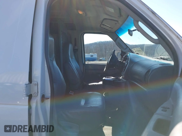 2006 Ford Econoline Cargo with VIN 1FTRE14W16DA52672, listed as a IAAI auction lot 41849776 with 200,276 mi miles. Bid and sale history available at carsss.com. Image 5.