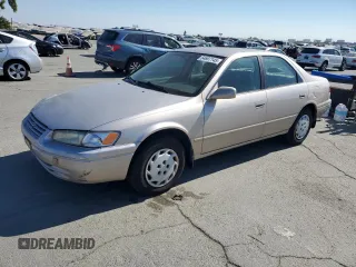 1999 Toyota Camry LE z VIN 4T1BG22K3XU893472, wystawiony jako Copart lot #64697145 z przebiegiem 173 617 mil mil oraz Szkoda całkowita • Salvage title. Historia ofert i sprzedaży dostępna na DreamBid. Obrazek 1.