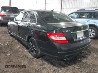 2011 Mercedes-Benz C 300 Sport z VIN WDDGF8BB8BR185865, wystawiony jako IAAI lot #41375556 z przebiegiem 125 156 mil mil oraz . Historia ofert i sprzedaży dostępna na DreamBid. Obrazek 3.