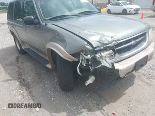 2001 Ford Explorer Eddie Bauer z VIN 1FMDU84PX1ZA24486, wystawiony jako IAAI lot #42533270 z przebiegiem 152 550 mil mil oraz . Historia ofert i sprzedaży dostępna na DreamBid. Obrazek 6.