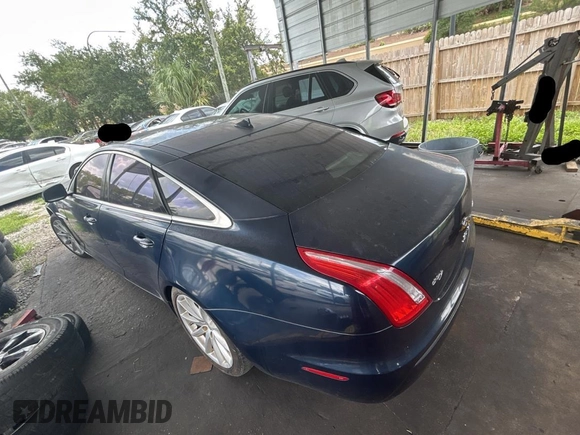 2013 Jaguar XJ z VIN SAJWA1C73D8V44829, wystawiony jako Copart lot #59194045 z przebiegiem 87 083 mil mil oraz Czysty tytuł • Clean title. Historia ofert i sprzedaży dostępna na DreamBid. Obrazek 3.