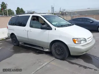 1998 Toyota Sienna LE with VIN 4T3ZF13C9WU088651, listed as a IAAI auction lot 41820184 with 172,808 mi miles. Bid and sale history available at carsss.com. Image 1.