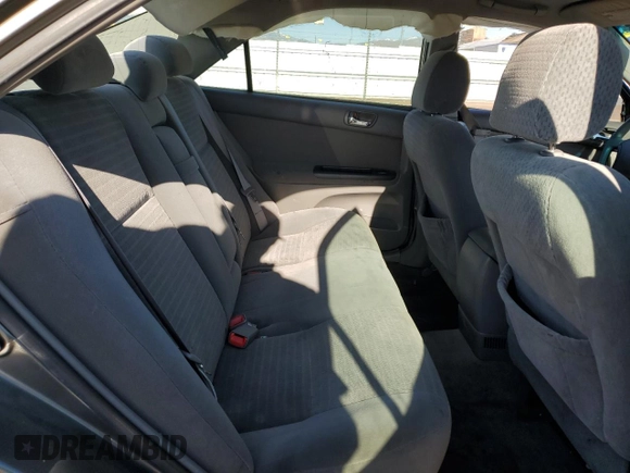 2005 Toyota Camry LE z VIN 4T1BE30KX5U617902, wystawiony jako Copart lot #56540005 z przebiegiem 224 421 mil mil oraz Szkoda całkowita • Salvage title. Historia ofert i sprzedaży dostępna na DreamBid. Obrazek 10.