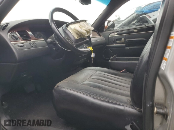 2003 Lincoln Town Car Executive z VIN 1LNHM81W33Y653643, wystawiony jako Copart lot #58824145 z przebiegiem Nie podano mil oraz Szkoda całkowita • Salvage title. Historia ofert i sprzedaży dostępna na DreamBid. Obrazek 7.