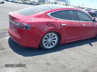 2017 Tesla Model S 60 z VIN 5YJSA1E18HF178698, wystawiony jako IAAI lot #42627397 z przebiegiem 87 301 mil mil oraz . Historia ofert i sprzedaży dostępna na DreamBid. Obrazek 6.