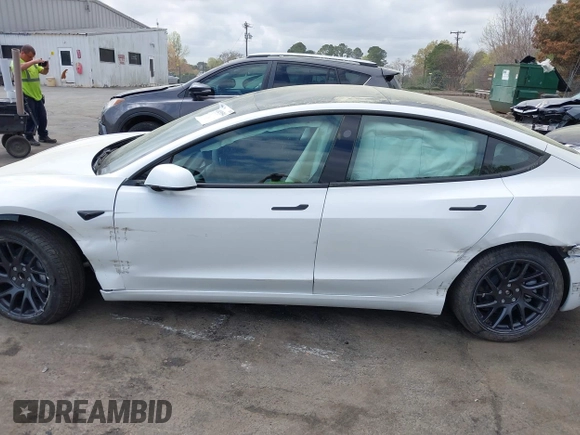 2025 Tesla Model 3 Long Range z VIN 5YJ3E1EAXSF929042, wystawiony jako IAAI lot #41929594 z przebiegiem 116 mil mil oraz . Historia ofert i sprzedaży dostępna na DreamBid. Obrazek 14.