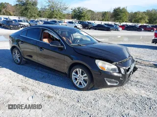2013 Volvo S60 T5 Premier z VIN YV1612FS2D2209630, wystawiony jako IAAI lot #41269932 z przebiegiem 54 006 mil mil oraz . Historia ofert i sprzedaży dostępna na DreamBid. Obrazek 1.