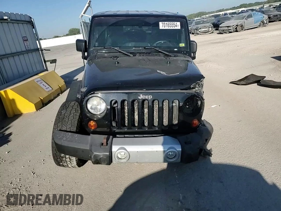 2010 Jeep Wrangler Sahara z VIN 1J4AA5D1XAL227305, wystawiony jako Copart lot #70165554 z przebiegiem Nie podano mil oraz Szkoda całkowita • Salvage title. Historia ofert i sprzedaży dostępna na DreamBid. Obrazek 11.