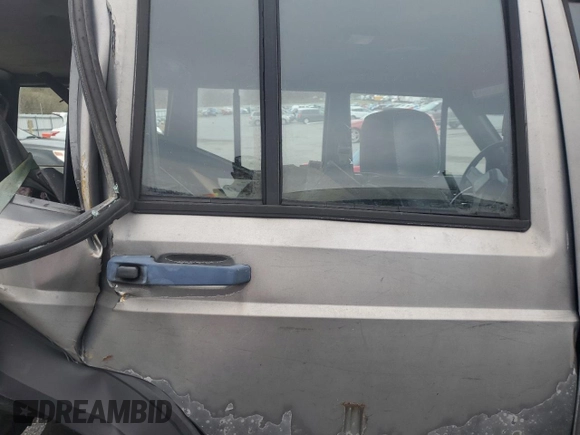 1987 Jeep Cherokee z VIN 1JCMR7819HT151523, wystawiony jako Copart lot #51586765 z przebiegiem 113 668 mil mil oraz Szkoda całkowita • Salvage title. Historia ofert i sprzedaży dostępna na DreamBid. Obrazek 10.