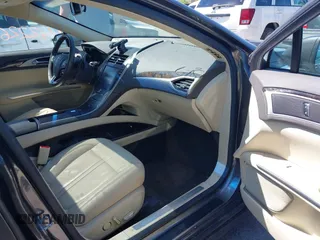 2015 Lincoln MKZ z VIN 3LN6L2G93FR607192, wystawiony jako IAAI lot #42226377 z przebiegiem 74 018 mil mil oraz . Historia ofert i sprzedaży dostępna na DreamBid. Obrazek 5.
