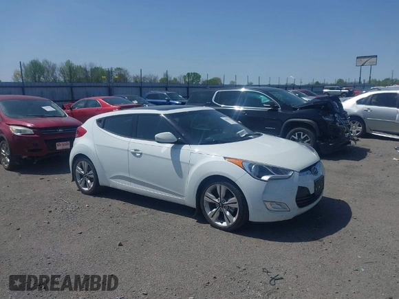 2016 Hyundai Veloster z VIN KMHTC6AD9GU272411, wystawiony jako IAAI lot #41904711 z przebiegiem 133 490 mil mil oraz . Historia ofert i sprzedaży dostępna na DreamBid. Obrazek 1.