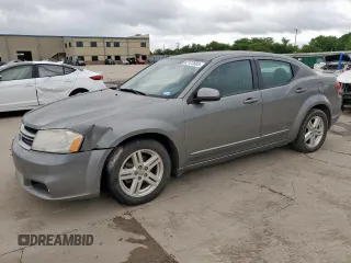 2013 Dodge Avenger SXT z VIN 1C3CDZCB3DN590338, wystawiony jako Copart lot #62172805 z przebiegiem 115 585 mil mil oraz Czysty tytuł • Clean title. Historia ofert i sprzedaży dostępna na DreamBid. Obrazek 1.