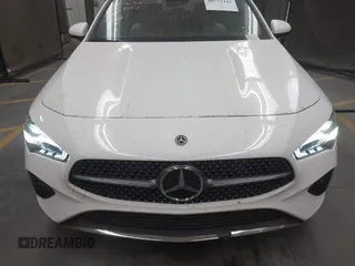 2025 Mercedes-Benz CLA 250 z VIN W1K5J4GB4SN481027, wystawiony jako IAAI lot #40772342 z przebiegiem 533 mil mil oraz . Historia ofert i sprzedaży dostępna na DreamBid. Obrazek 12.
