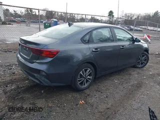 2022 Kia Forte LXS z VIN 3KPF24AD2NE501838, wystawiony jako IAAI lot #41022349 z przebiegiem 37 375 mil mil oraz . Historia ofert i sprzedaży dostępna na DreamBid. Obrazek 4.