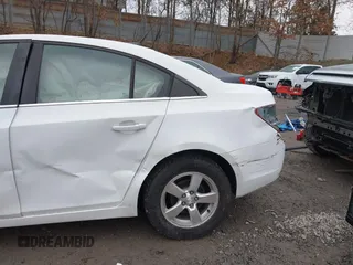 2014 Chevrolet Cruze 1LT z VIN 1G1PC5SB1E7264742, wystawiony jako IAAI lot #41740704 z przebiegiem 155 005 mil mil oraz . Historia ofert i sprzedaży dostępna na DreamBid. Obrazek 12.