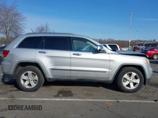 2011 Jeep Grand Cherokee Laredo z VIN 1J4RR4GG2BC511289, wystawiony jako IAAI lot #41240075 z przebiegiem 88 140 mil mil oraz . Historia ofert i sprzedaży dostępna na DreamBid. Obrazek 13.