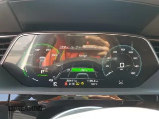 2021 Audi e-tron Premium z VIN WA1AAAGE5MB010441, wystawiony jako Copart lot #56303714 z przebiegiem 30 441 mil mil oraz . Historia ofert i sprzedaży dostępna na DreamBid. Obrazek 9.