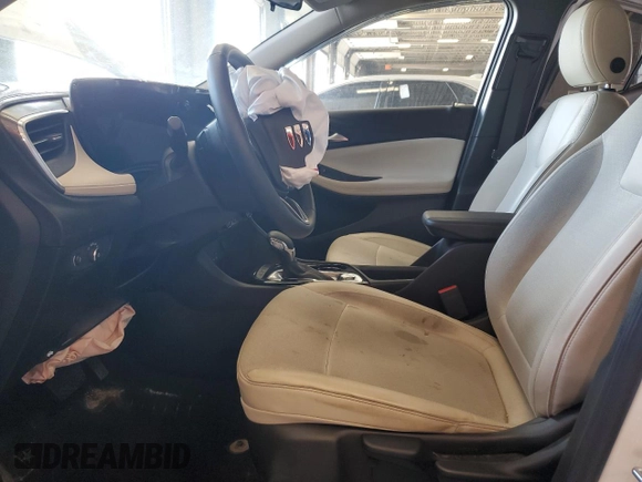 2024 Buick Encore GX Preferred z VIN KL4AMCSL3RB196321, wystawiony jako Copart lot #62962145 z przebiegiem 17 810 mil mil oraz Czysty tytuł • Clean title. Historia ofert i sprzedaży dostępna na DreamBid. Obrazek 7.