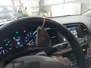 2017 Hyundai Elantra SE z VIN 5NPD84LF3HH031226, wystawiony jako IAAI lot #42291232 z przebiegiem 71 439 mil mil oraz . Historia ofert i sprzedaży dostępna na DreamBid. Obrazek 11.