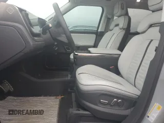 2022 Rivian R1T Adventure z VIN 7FCTGAAA0NN014488, wystawiony jako Copart lot #51024514 z przebiegiem 18 721 mil mil oraz Szkody całkowita. Historia ofert i sprzedaży dostępna na DreamBid. Obrazek 7.