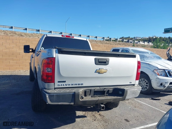 2010 Chevrolet Silverado 1500 LT with VIN 1GCSKSE35AZ261428, listed as a IAAI auction lot 41643928 with 136,282 mi miles. Bid and sale history available at carsss.com. Image 16.