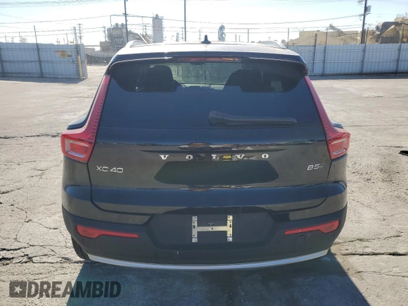2024 Volvo XC40 Plus Bright Theme z VIN YV4L12UE0R2215081, wystawiony jako Copart lot #87918425 z przebiegiem 19 841 mil mil oraz Szkoda całkowita • Salvage title. Historia ofert i sprzedaży dostępna na DreamBid. Obrazek 6.