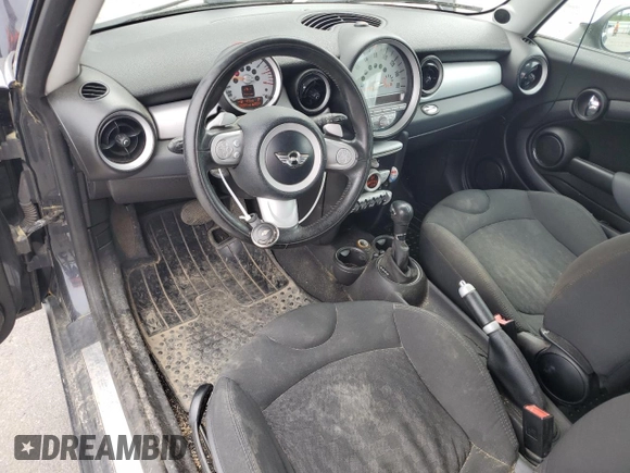 2009 MINI Hardtop z VIN WMWMF33559TW70161, wystawiony jako Copart lot #58711205 z przebiegiem 136 887 mil mil oraz Tytuł czysty. Historia ofert i sprzedaży dostępna na DreamBid. Obrazek 8.