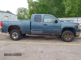 2009 GMC Sierra 2500HD SLE z VIN 1GTHK59K39E106487, wystawiony jako IAAI lot #42367240 z przebiegiem 215 276 mil mil oraz . Historia ofert i sprzedaży dostępna na DreamBid. Obrazek 13.