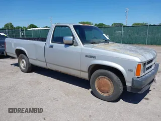 1990 Dodge Dakota S z VIN 1B7GL26X8LS614227, wystawiony jako IAAI lot #42327078 z przebiegiem 82 555 mil mil oraz . Historia ofert i sprzedaży dostępna na DreamBid. Obrazek 1.