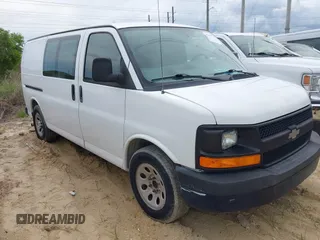 2014 Chevrolet Express Cargo z VIN 1GCSGAFX2E1157593, wystawiony jako IAAI lot #42356416 z przebiegiem 216 084 mil mil oraz . Historia ofert i sprzedaży dostępna na DreamBid. Obrazek 1.
