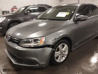 2013 Volkswagen Jetta Sedan Hybrid SEL Premium with VIN 3VW637AJ2DM226056, listed as a IAAI auction lot 39961453 with NaN miles. Bid and sale history available at carsss.com. Image 6.