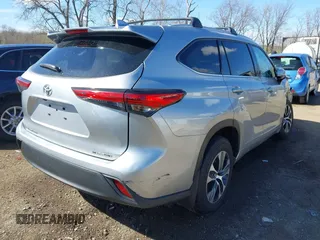 2022 Toyota Highlander XLE with VIN 5TDGZRBH4NS575217, listed as a IAAI auction lot 41863526 with 67,324 mi miles and . Bid and sale history available at DreamBid. Image 4.